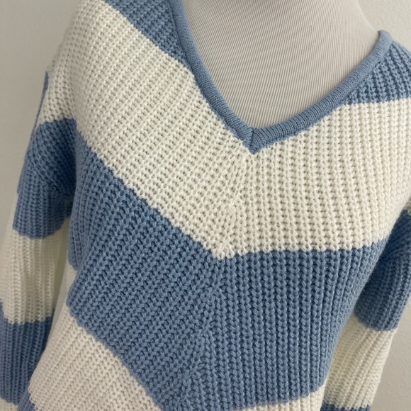 DEREK HEART LIGHT BLUE AND WHITE CHEVRON BOLD STRIPE SWEATER TIE CLOSURE… - Picture 5 of 7